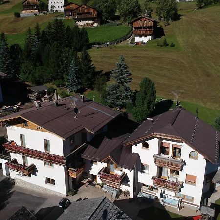 Pensione Valbona Corvara In Badia Esterno foto